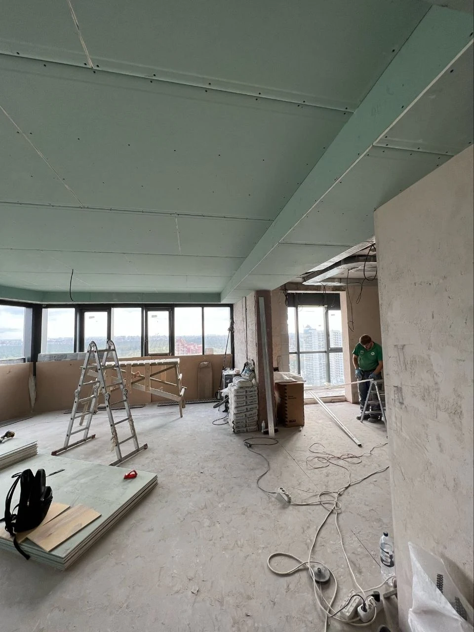 Монтаж основания потолка в квартире 110 м²